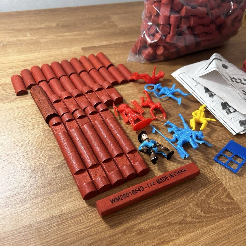 Lincoln Logs 235 piece LOT playset 4 notch logs, Door And Figures